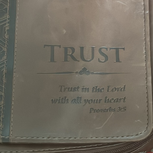 Christian Art Gifts Leather-look Brown Bible Cover Zip Around With Handle 11" - Picture 2 of 7